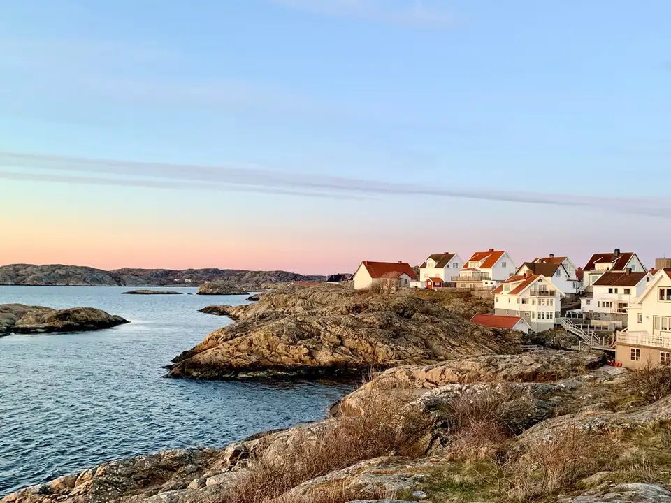 Bohuslänsk skärgård i kvällsljus — svenskt byggd miljö